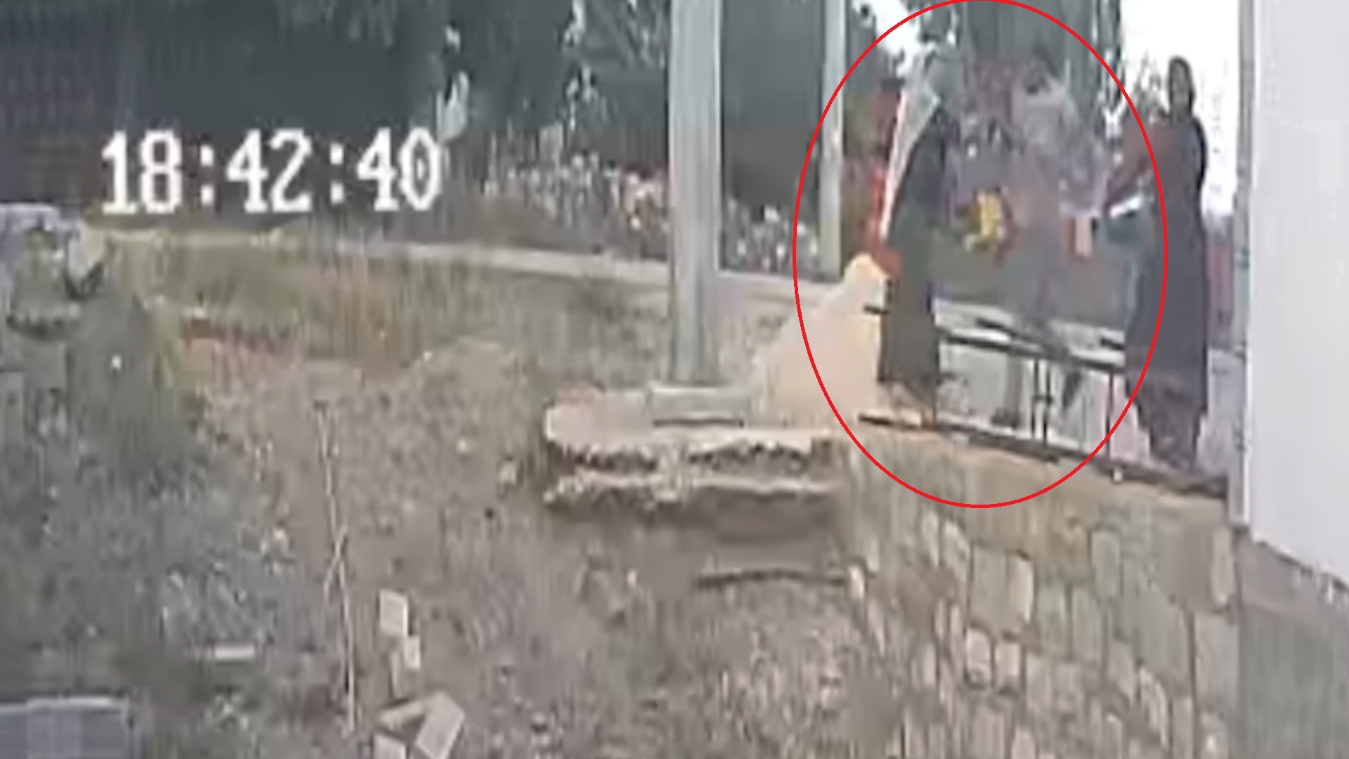 Engelli kızı için rampa isteyen kadına komşunun kürekli saldırısı kamerada; şüpheli tutuklandı