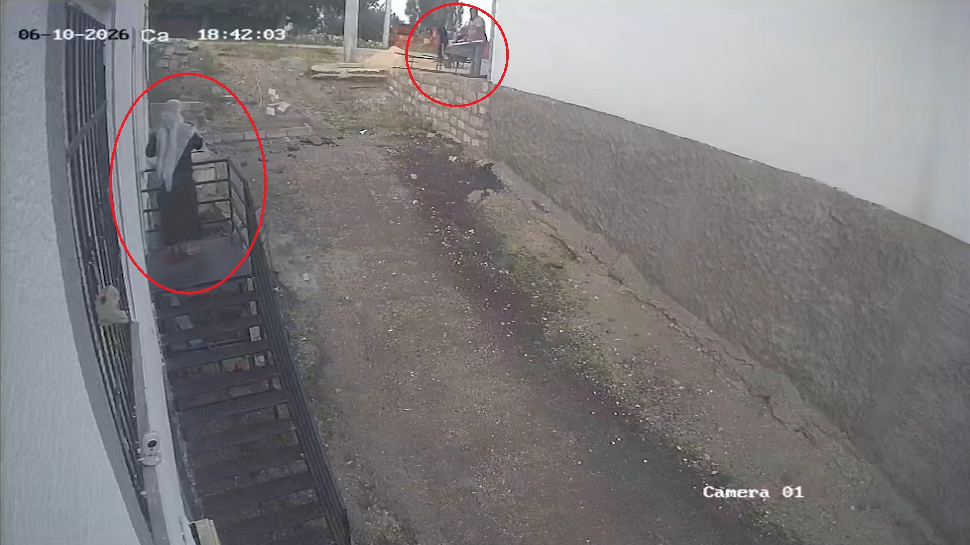Engelli kızı için rampa isteyen kadına komşunun kürekli saldırısı kamerada; şüpheli tutuklandı