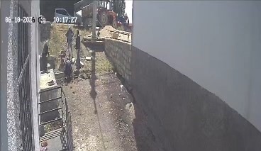 Engelli kızı için rampa isteyen kadına komşunun kürekli saldırısı kamerada; şüpheli tutuklandı
