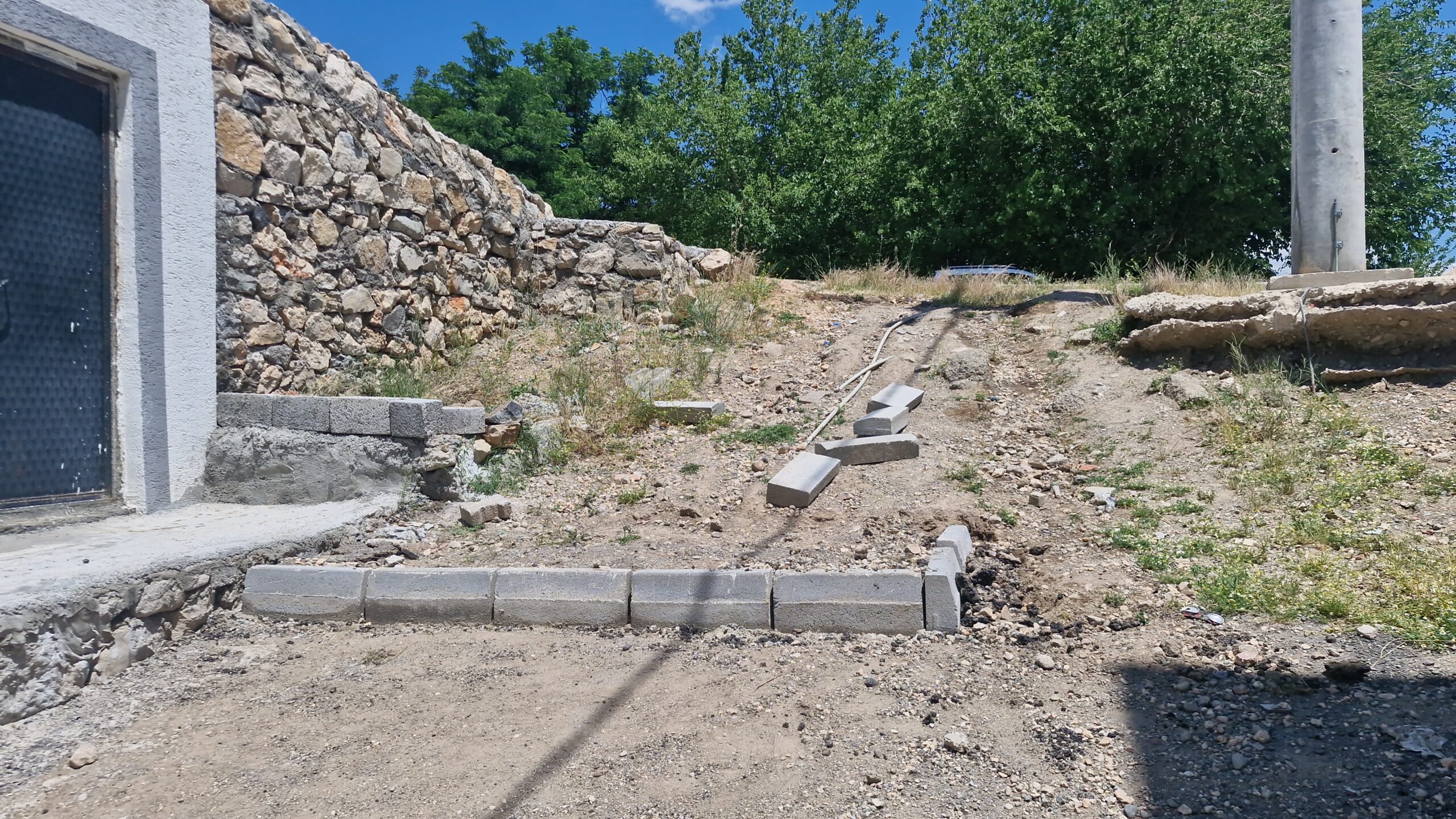 Engelli kızı için rampa isteyen kadına komşunun kürekli saldırısı kamerada; şüpheli tutuklandı