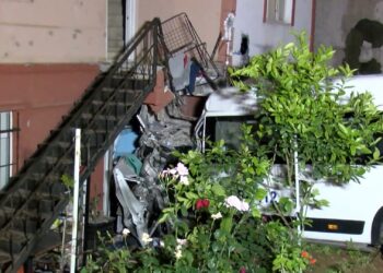 Çekmeköy’de servis minibüsünün evin bahçesine uçtuğu anlar kamerada; 1 ölü
