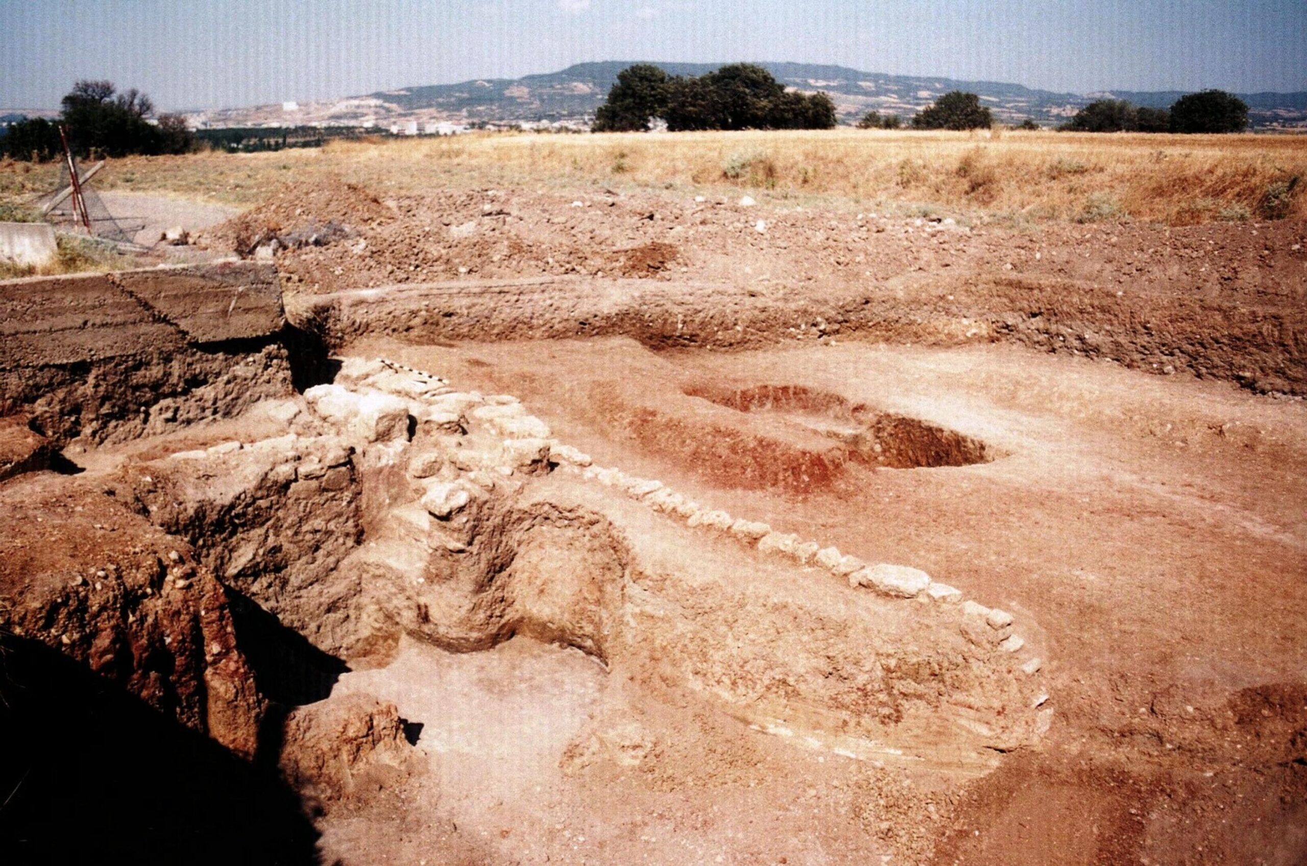 Dardanos Tabyası, düşman gemileri tarafından doğrudan vurulamaması için antik kent üzerine inşa edilmiş