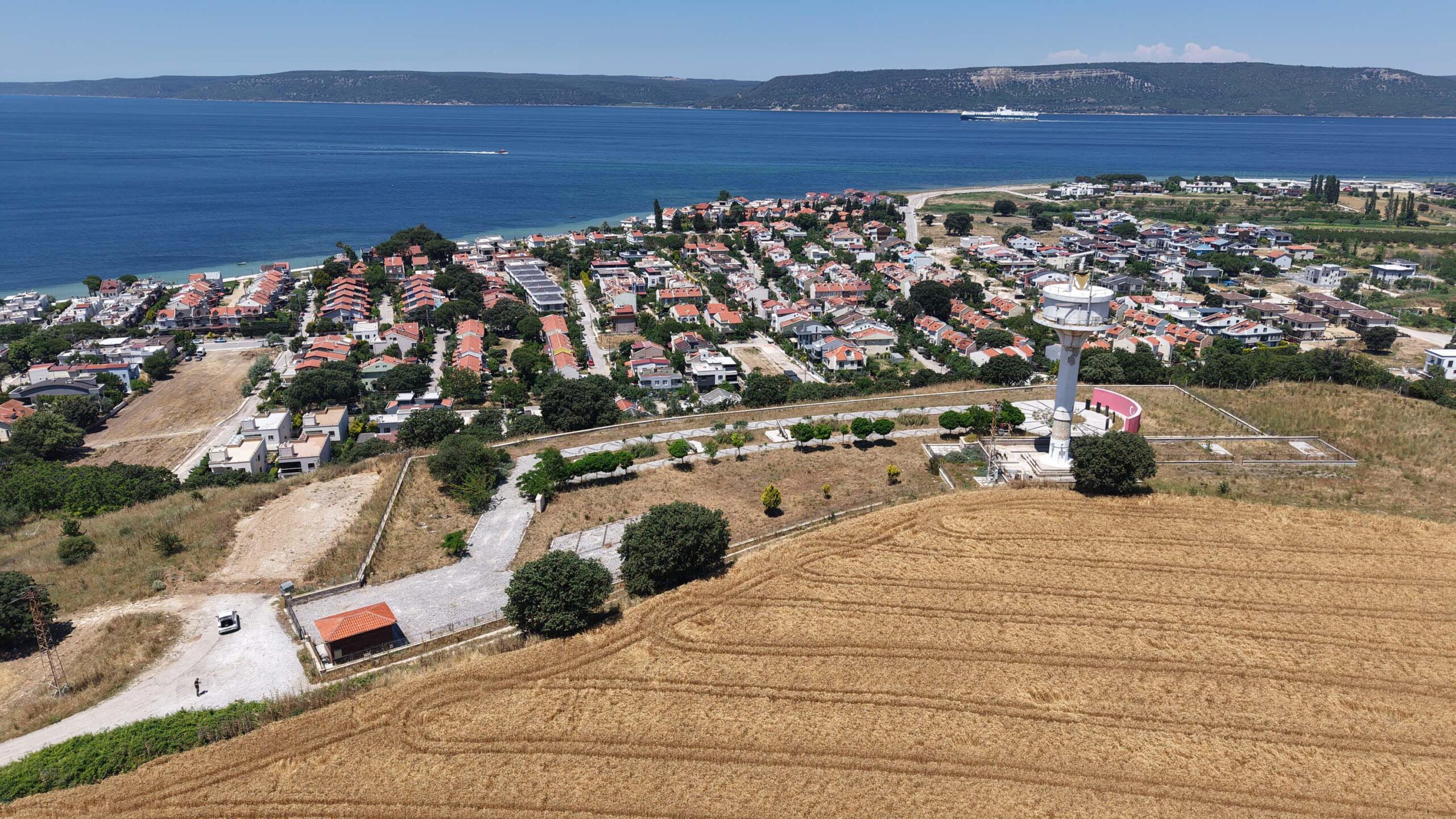 Dardanos Tabyası, düşman gemileri tarafından doğrudan vurulamaması için antik kent üzerine inşa edilmiş