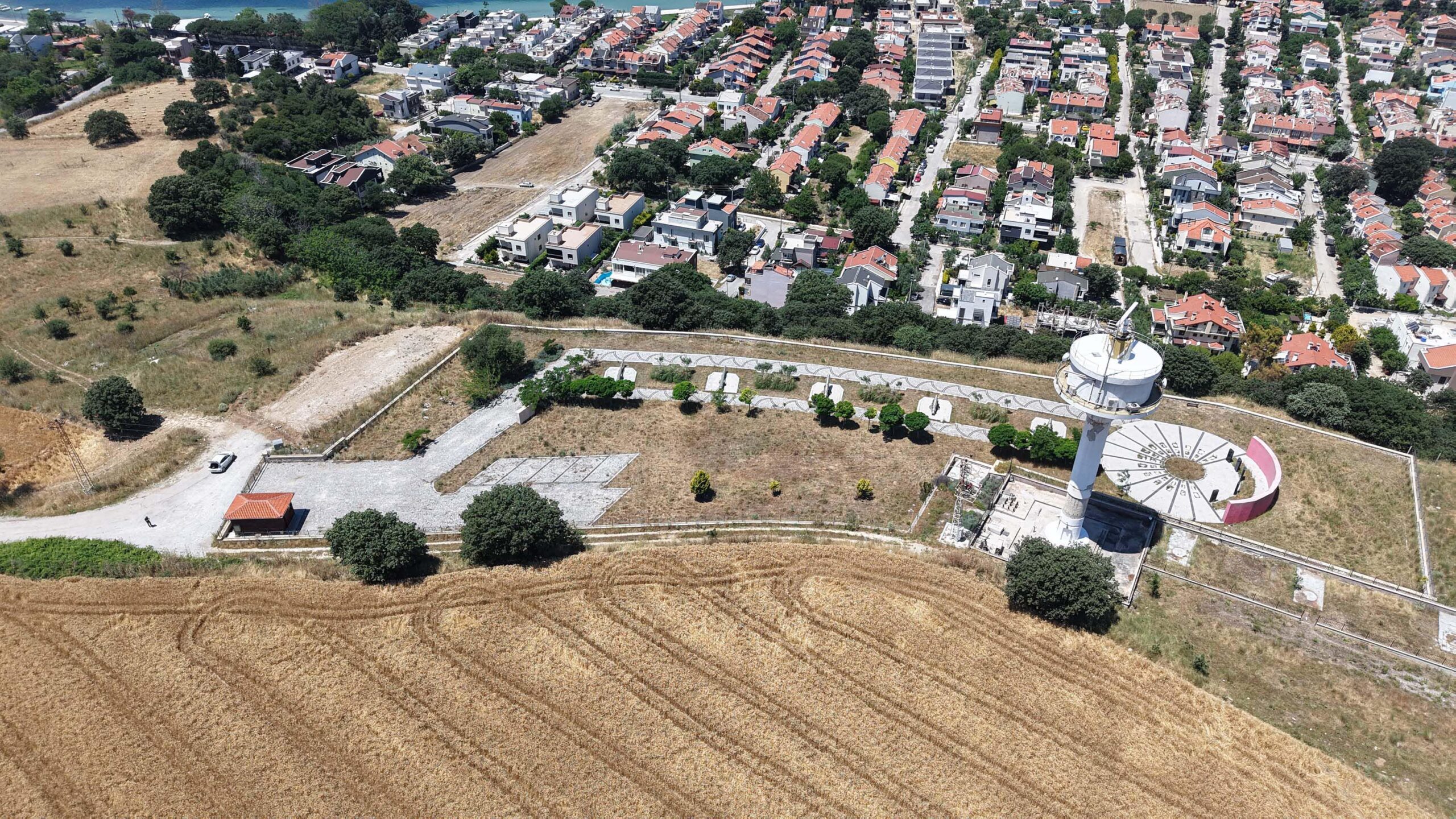 Dardanos Tabyası, düşman gemileri tarafından doğrudan vurulamaması için antik kent üzerine inşa edilmiş