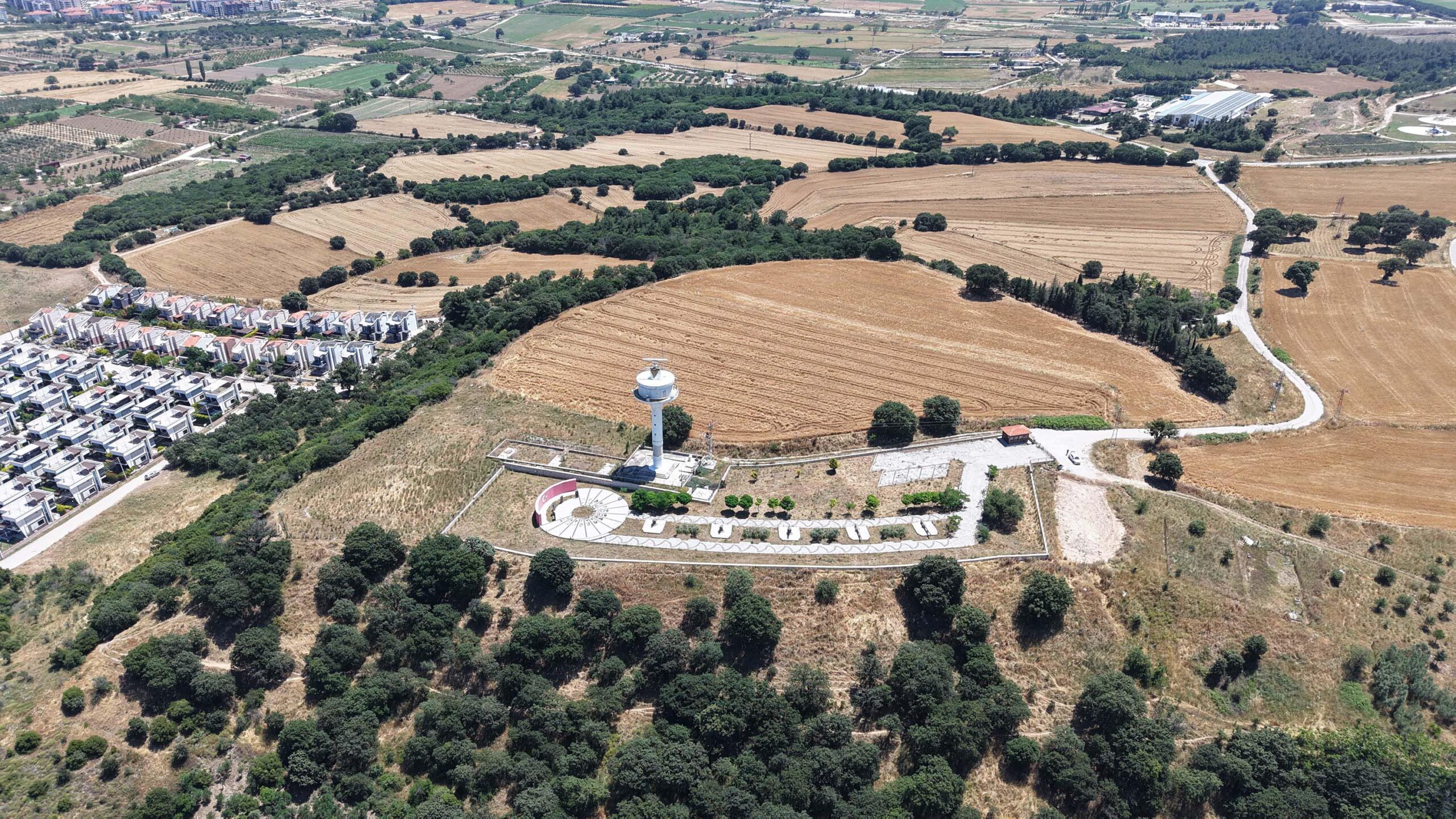 Dardanos Tabyası, düşman gemileri tarafından doğrudan vurulamaması için antik kent üzerine inşa edilmiş