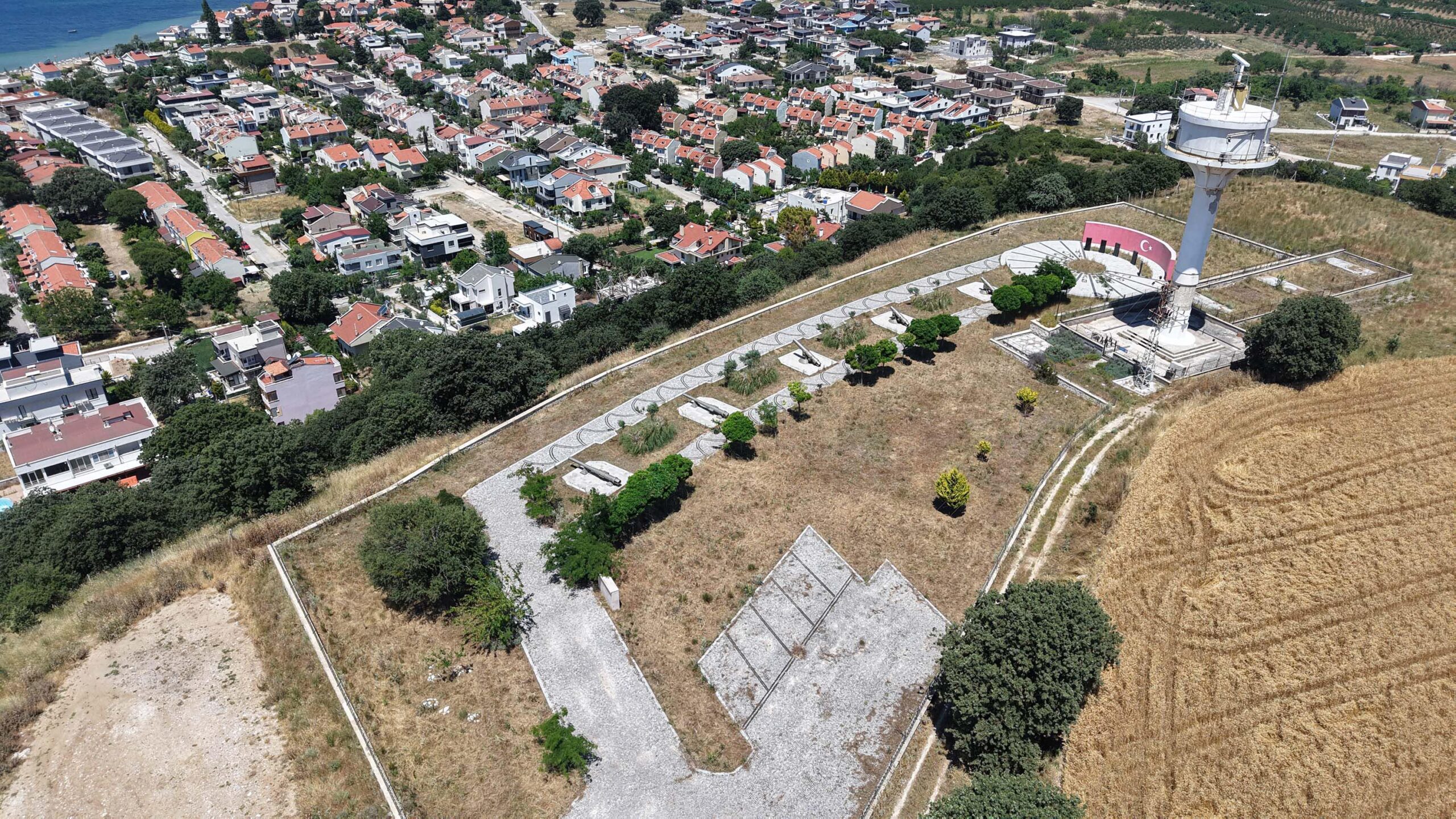 Dardanos Tabyası, düşman gemileri tarafından doğrudan vurulamaması için antik kent üzerine inşa edilmiş