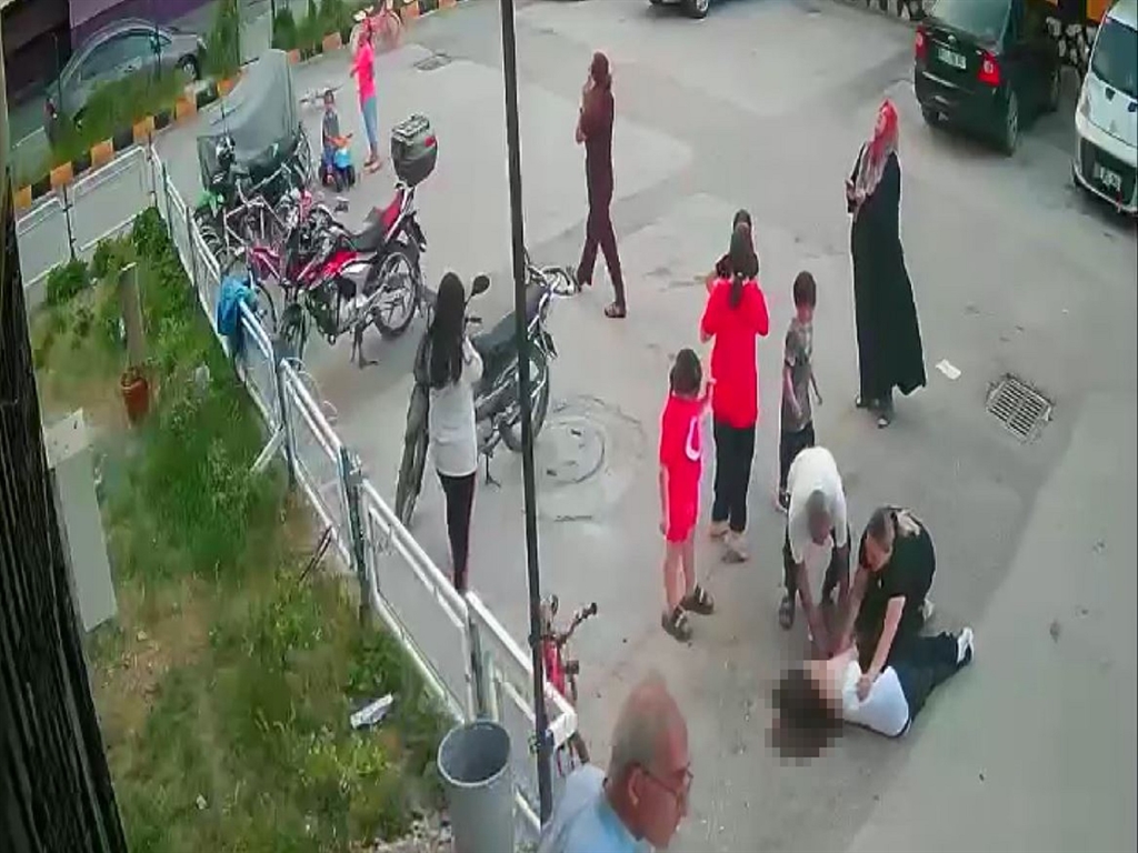 Ecrin, mucize kurtuluşun yaşandığı bina önünde pasta kesilip, balonlarla karşılandı
