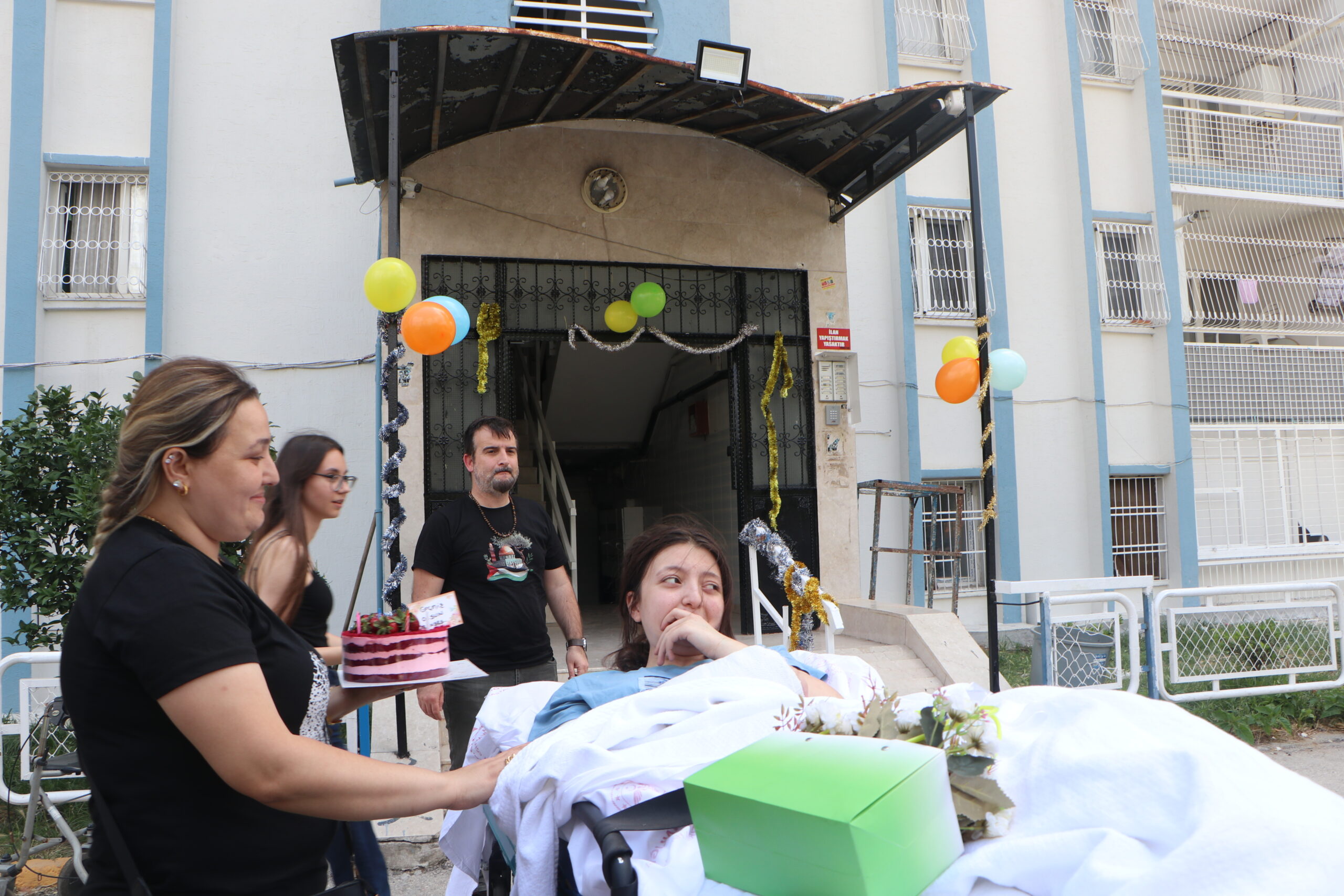 Ecrin, mucize kurtuluşun yaşandığı bina önünde pasta kesilip, balonlarla karşılandı