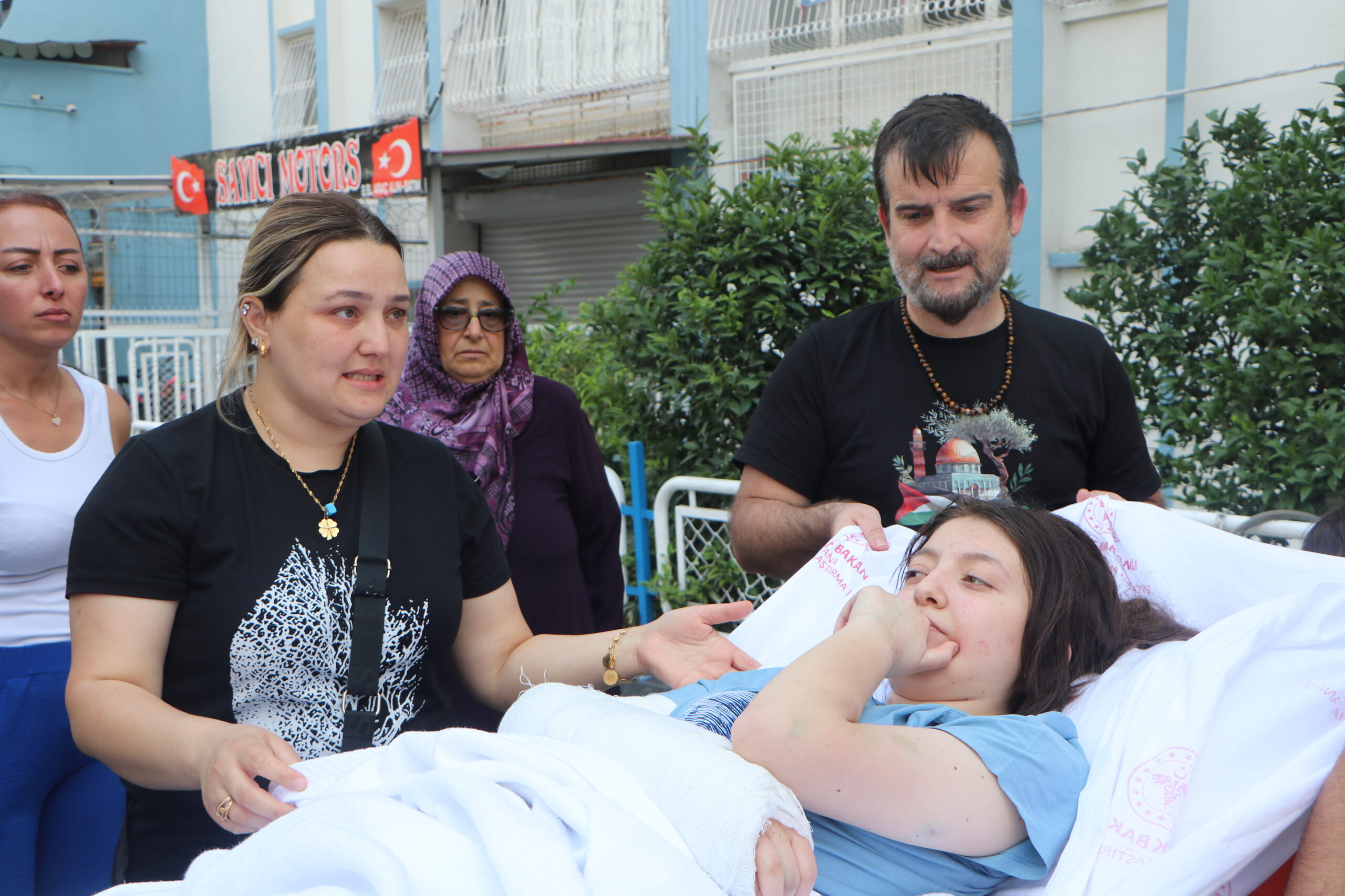 Ecrin, mucize kurtuluşun yaşandığı bina önünde pasta kesilip, balonlarla karşılandı