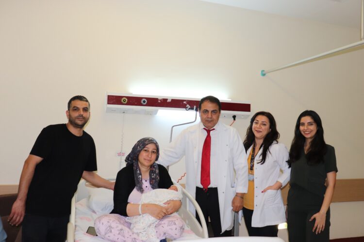 13 yıl sonra çocuk sahibi olan aile, bebeklerine doktorun adını verdi