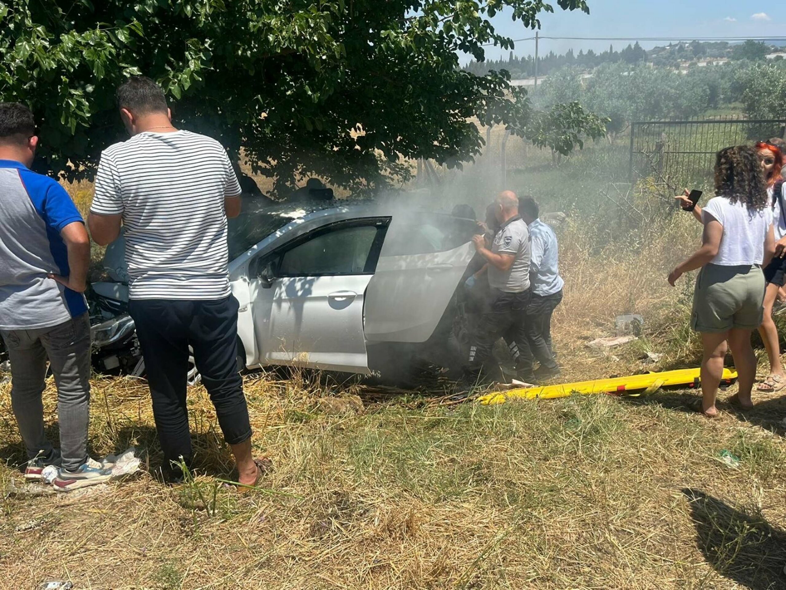 İzmir'de otomobil, ağaca çarptı: 4 ağır yaralı