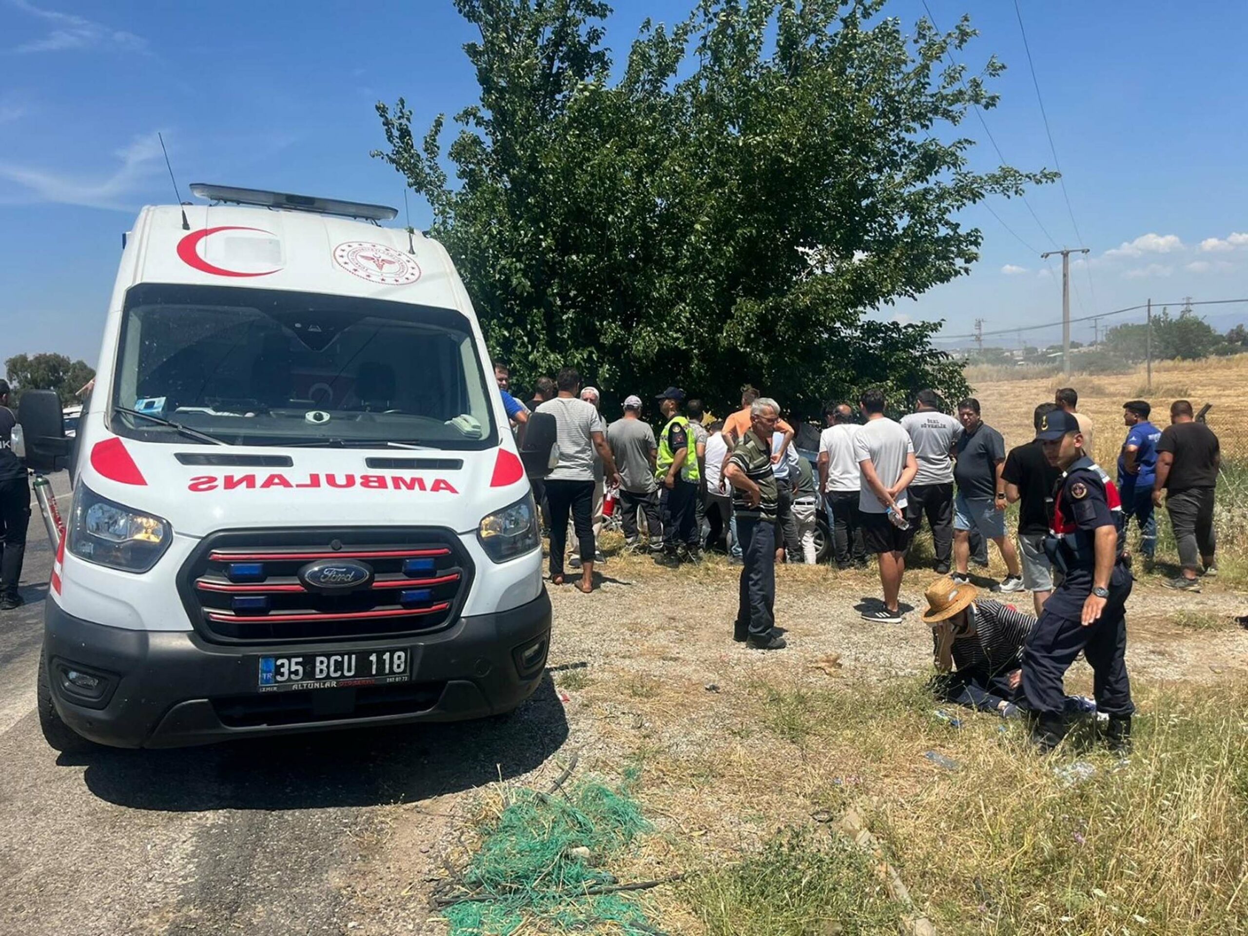 İzmir'de otomobil, ağaca çarptı: 4 ağır yaralı