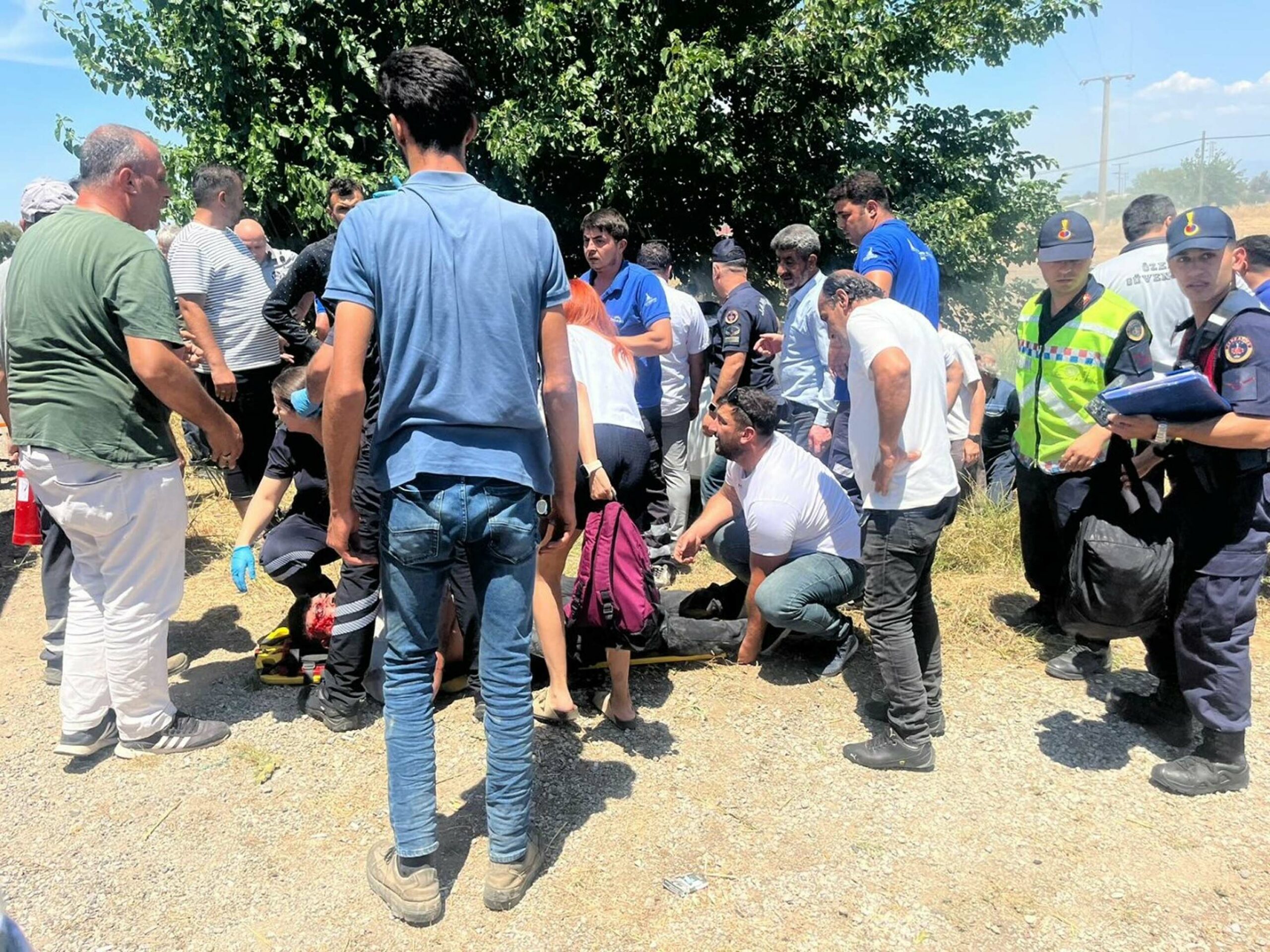 İzmir'de otomobil, ağaca çarptı: 4 ağır yaralı