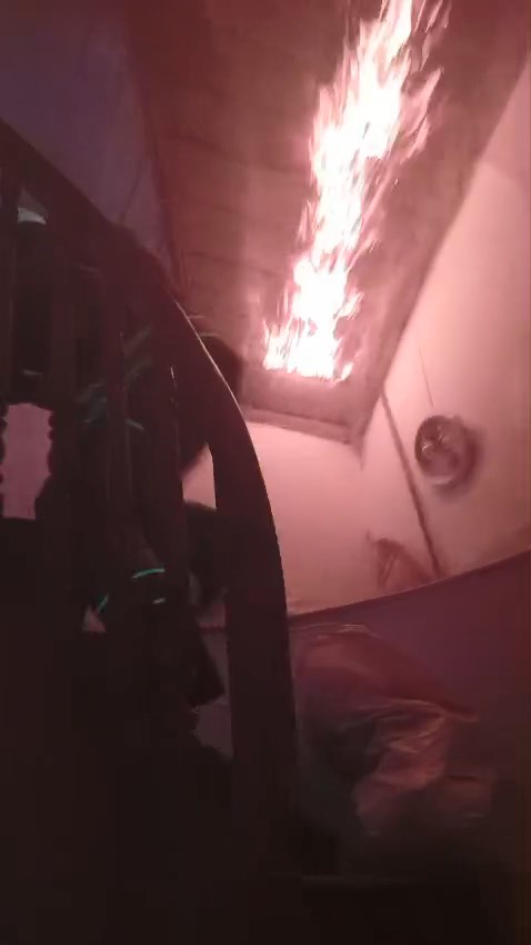 Fatih'te 2 katlı ahşap binanın çatısında çıkan yangın söndürüldü