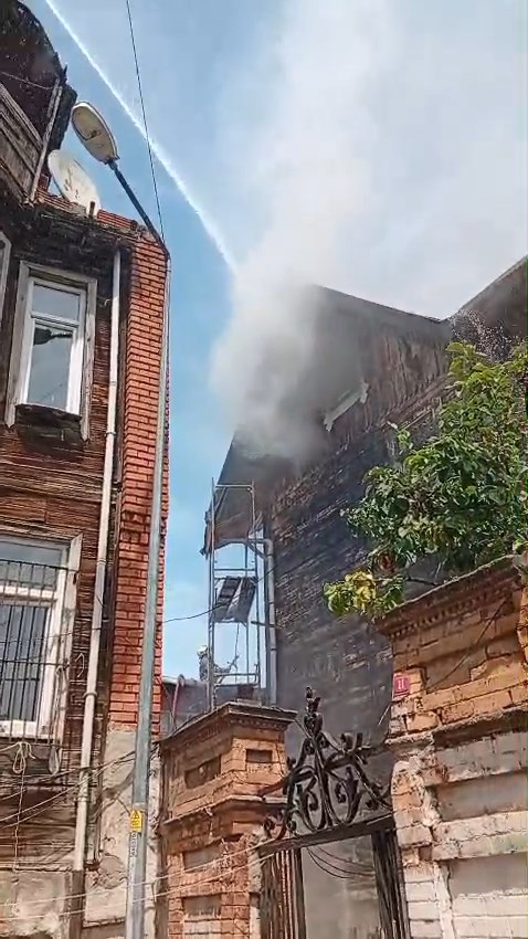 Fatih'te 2 katlı ahşap binanın çatısında çıkan yangın söndürüldü