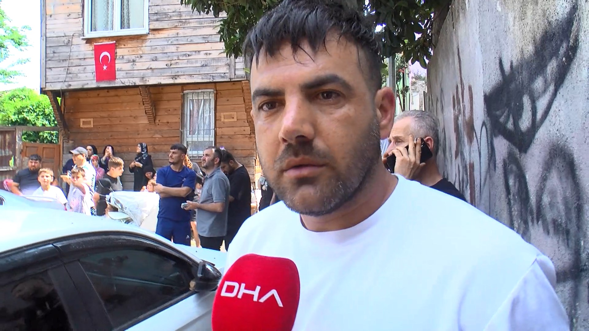 Fatih'te 2 katlı ahşap binanın çatısında çıkan yangın söndürüldü