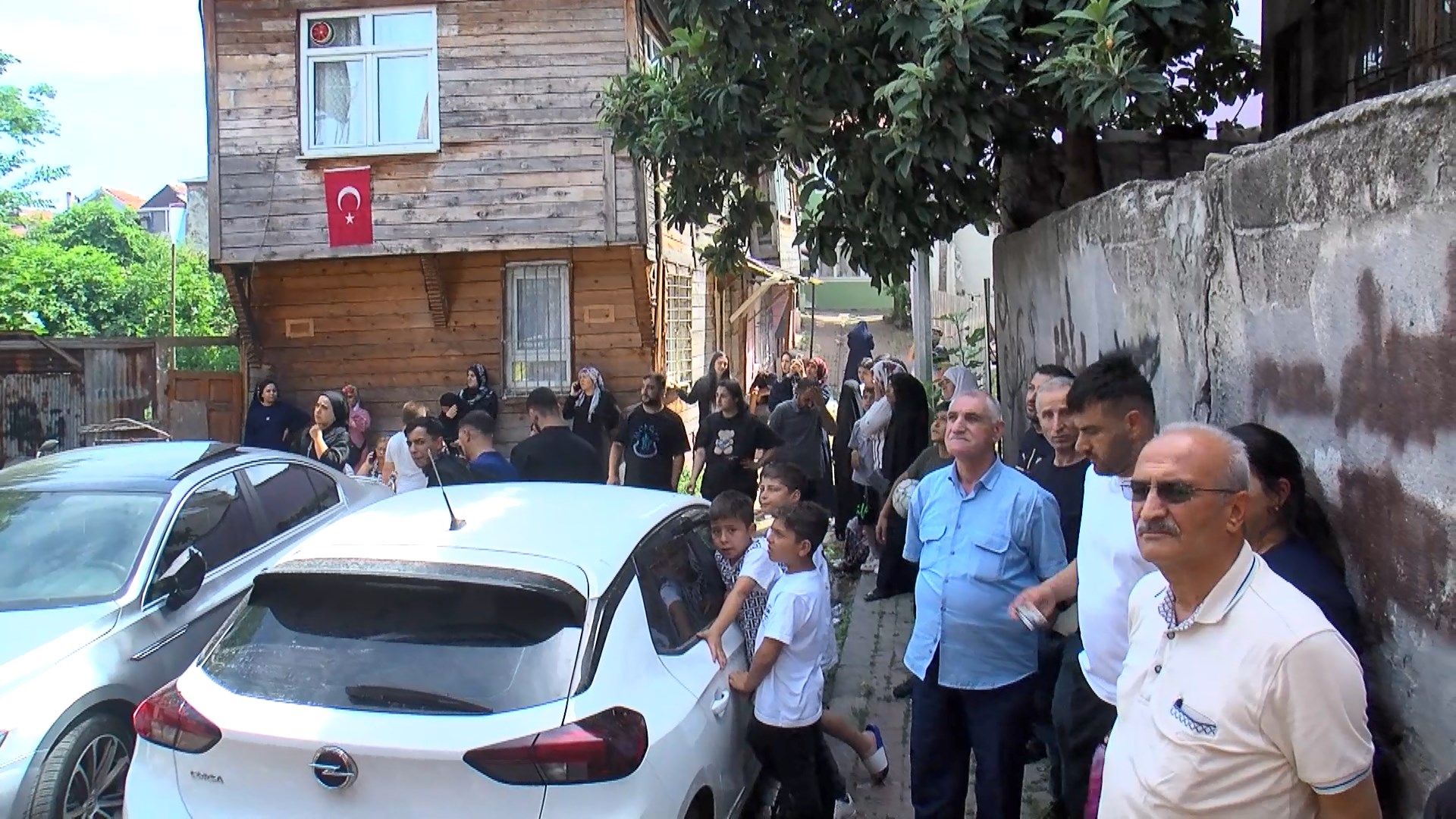 Fatih'te 2 katlı ahşap binanın çatısında çıkan yangın söndürüldü