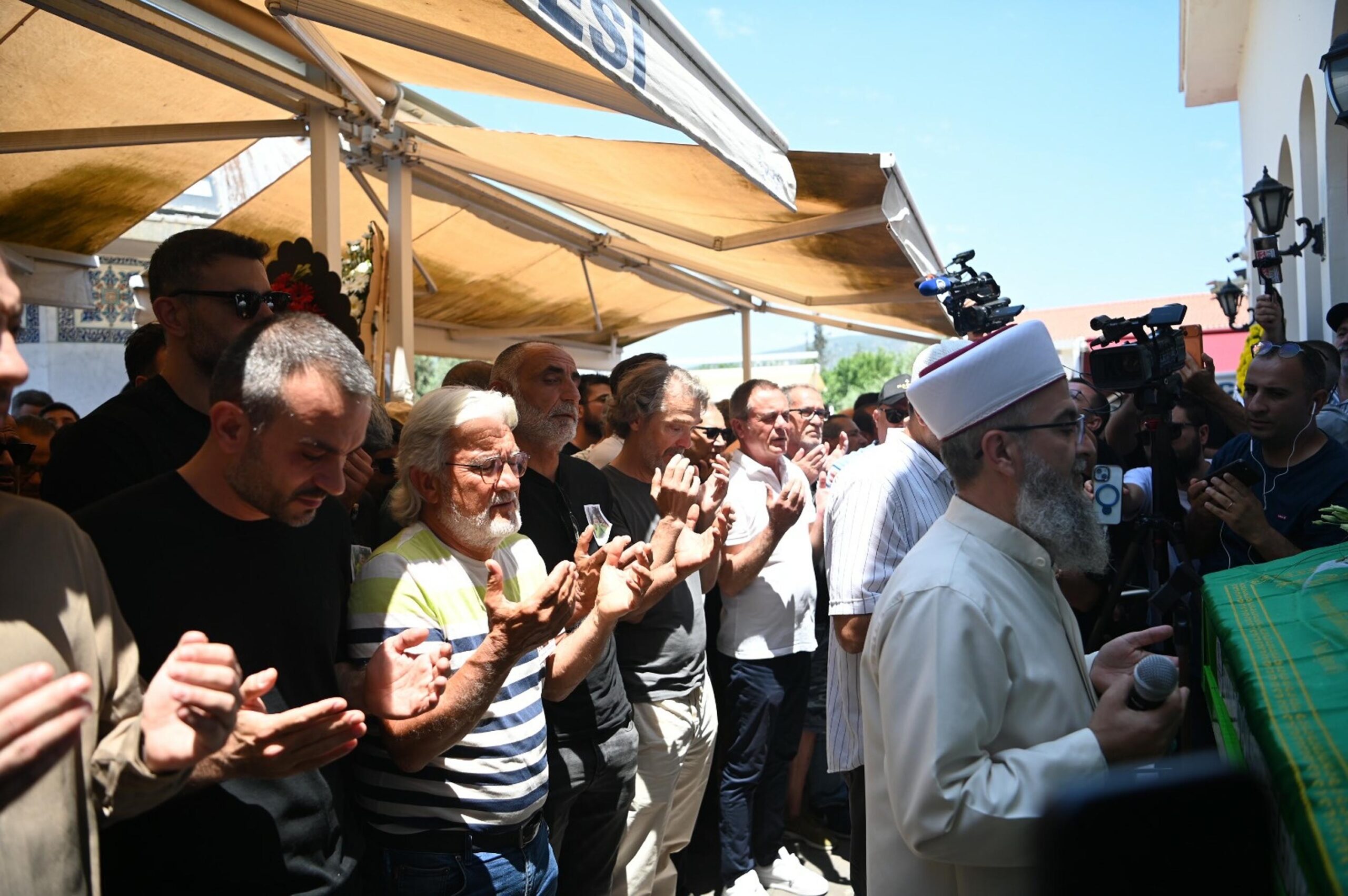Oyuncu Ece İrtem, son yolculuğuna uğurlandı