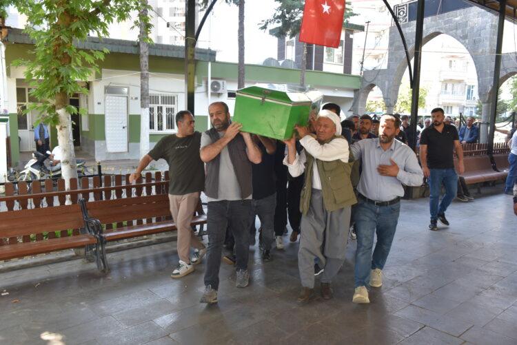 Sulama kanalına düşen otomobilde ölen 3 kardeş yanyana toprağa verildi