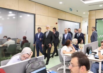Tamer Karadağlı ‘Alev Alatlı Şehir Kütüphanesi ve Tiyatro Binası’nı ziyaret etti