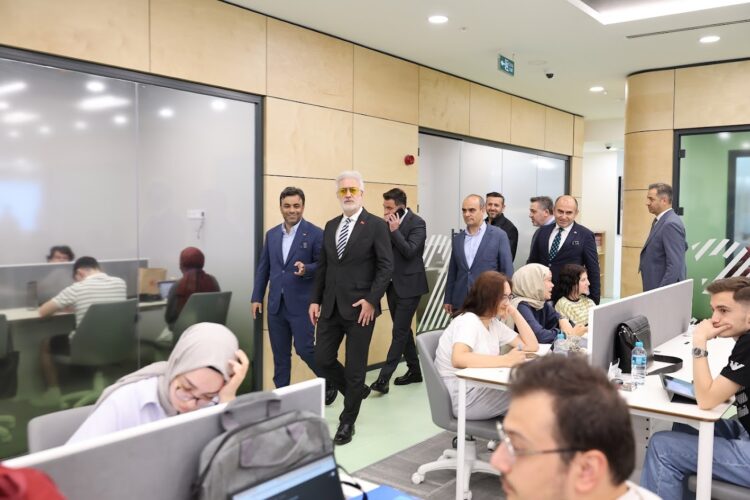 Tamer Karadağlı ‘Alev Alatlı Şehir Kütüphanesi ve Tiyatro Binası’nı ziyaret etti