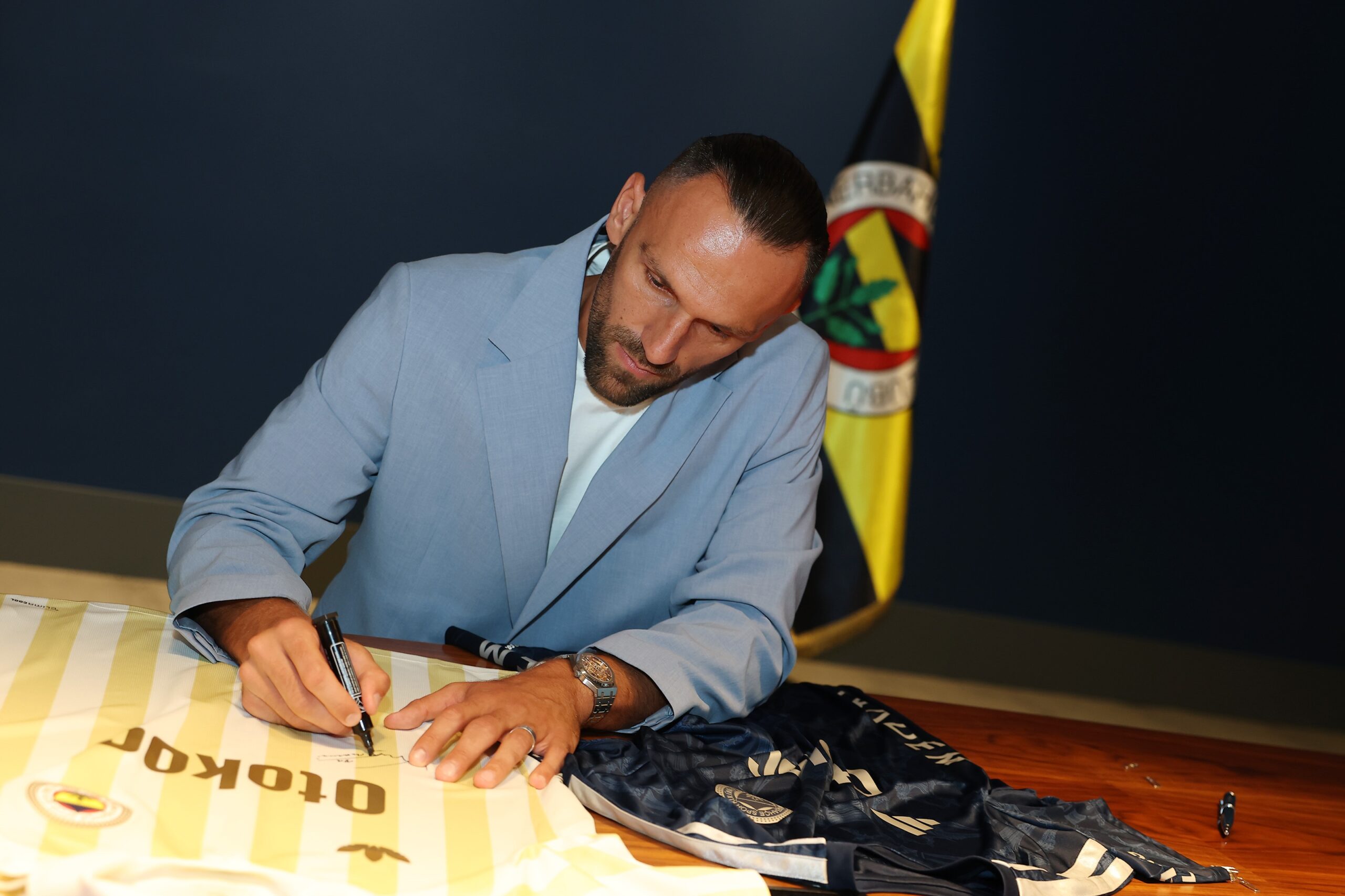 Fenerbahçe, Vedat Muriqi ile 3 yıllık sözleşme imzaladı