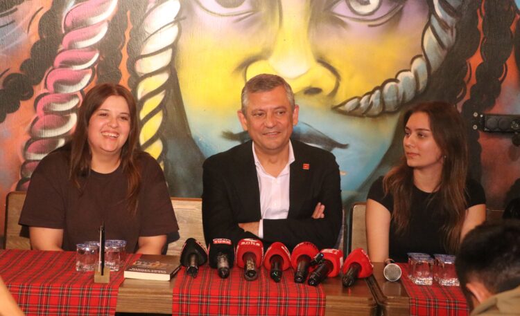 Özel: Bir bankın üzerindeyiz ama milletin gönlündeyiz