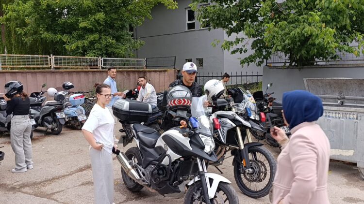 Yanlış sınav yerine giden adayı motosikletli trafik polisi yetiştirdi