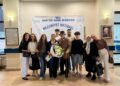 76 yaşında üniversiteden mezun olup kep attı