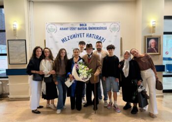 76 yaşında üniversiteden mezun olup kep attı
