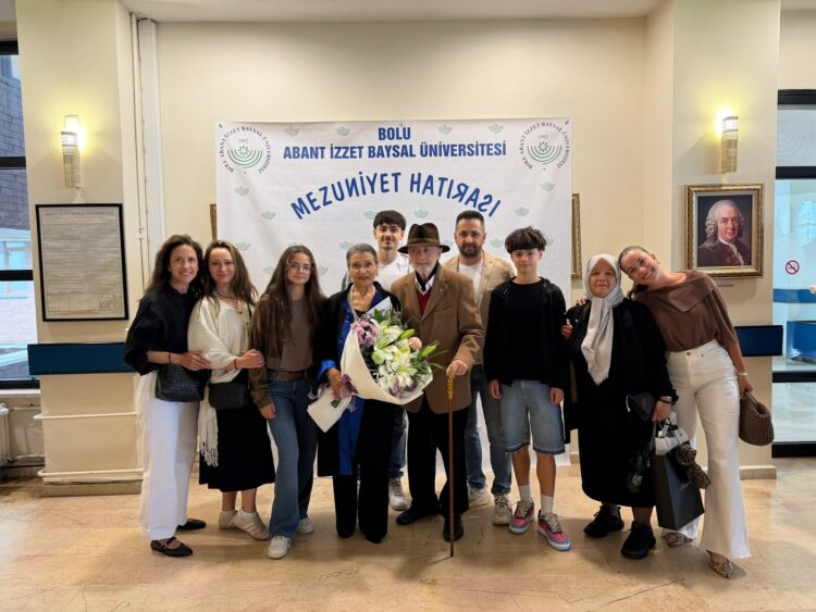 76 yaşında üniversiteden mezun olup kep attı