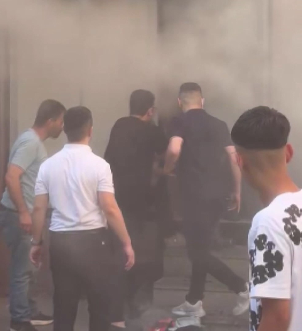 Fatih'te tekstil deposunda çıkan yangın söndürüldü; 2 kişi dumandan etkilendi