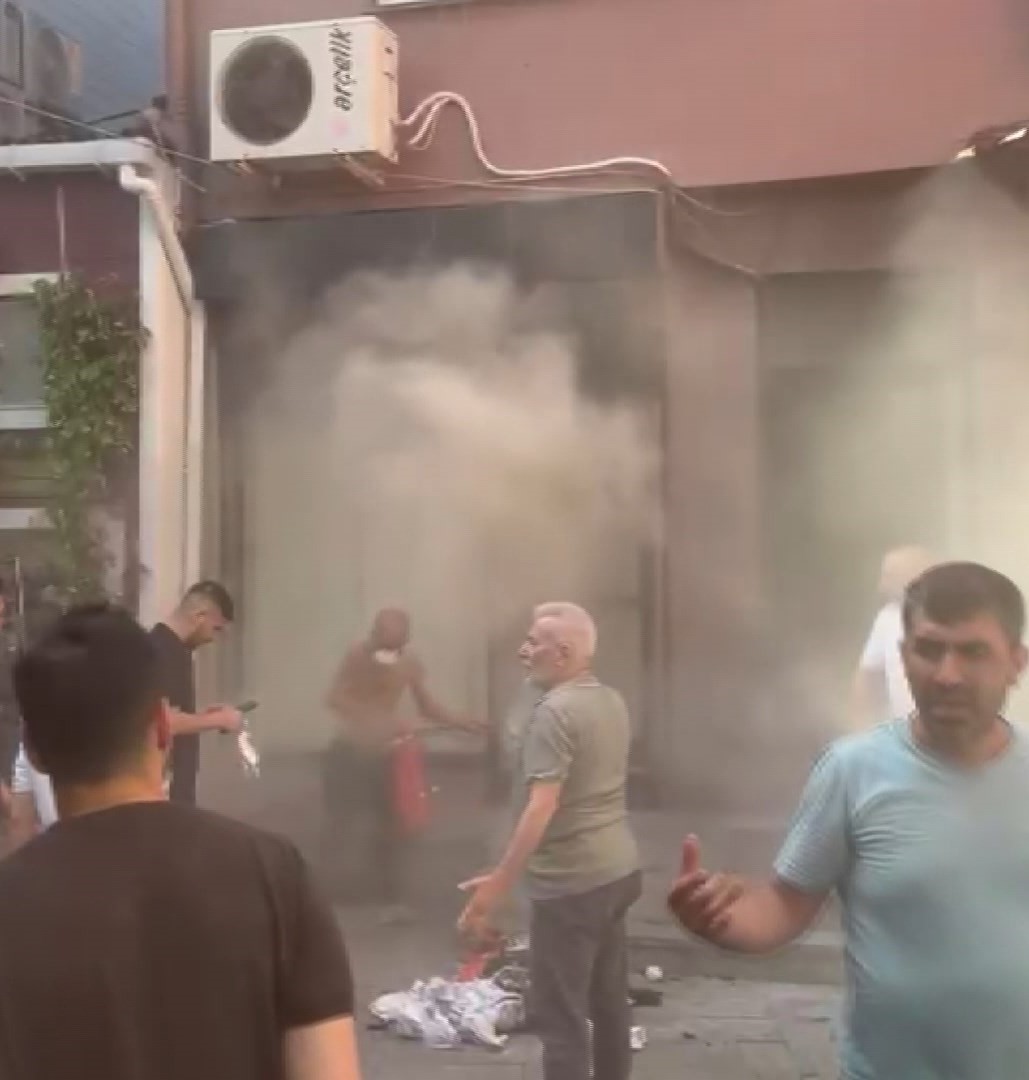 Fatih'te tekstil deposunda çıkan yangın söndürüldü; 2 kişi dumandan etkilendi