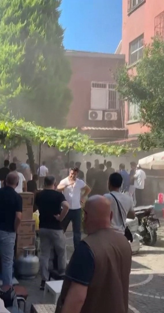 Fatih'te tekstil deposunda çıkan yangın söndürüldü; 2 kişi dumandan etkilendi