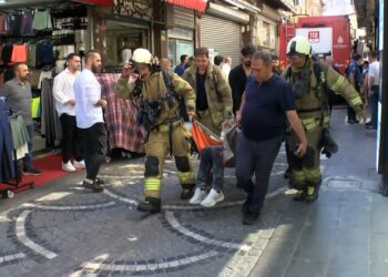 Fatih'te tekstil deposunda çıkan yangın söndürüldü; 2 kişi dumandan etkilendi