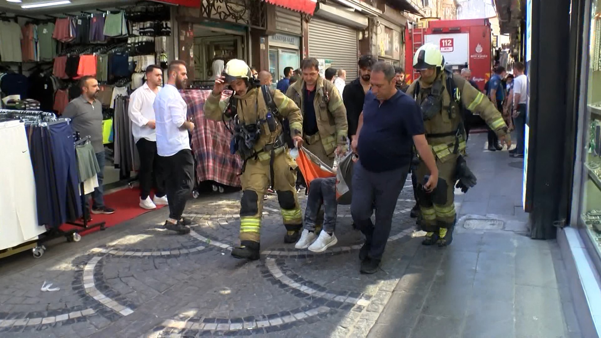 Fatih'te tekstil deposunda çıkan yangın söndürüldü; 2 kişi dumandan etkilendi