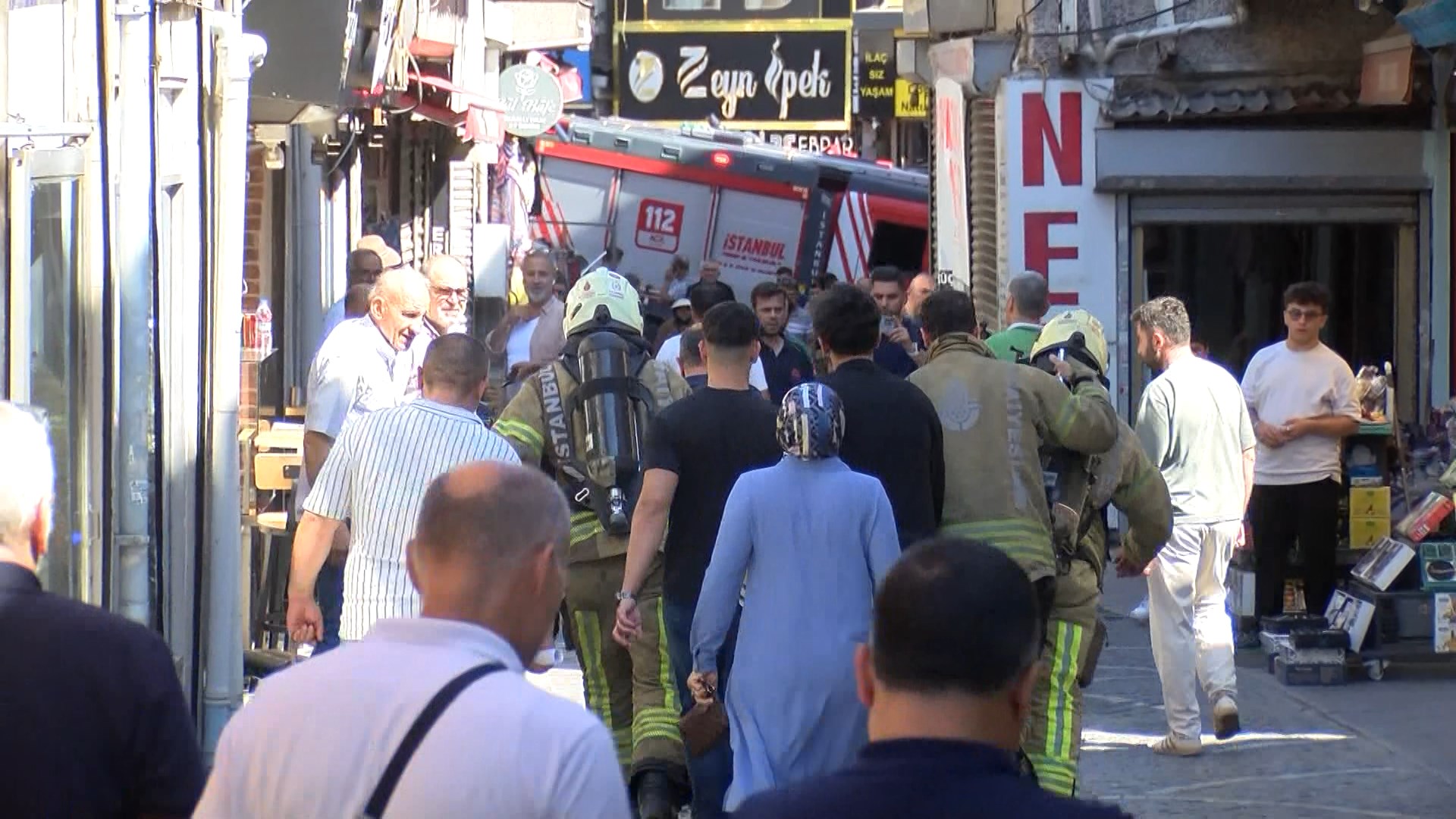 Fatih'te tekstil deposunda çıkan yangın söndürüldü; 2 kişi dumandan etkilendi