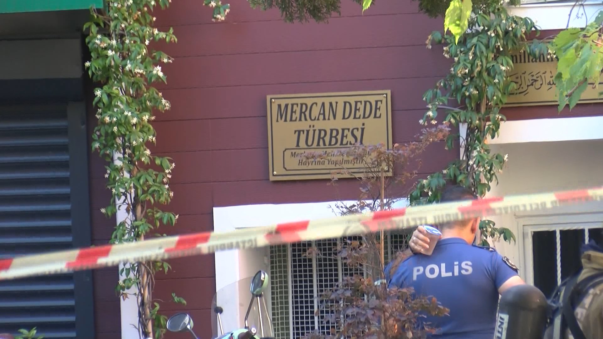 Fatih'te tekstil deposunda çıkan yangın söndürüldü; 2 kişi dumandan etkilendi