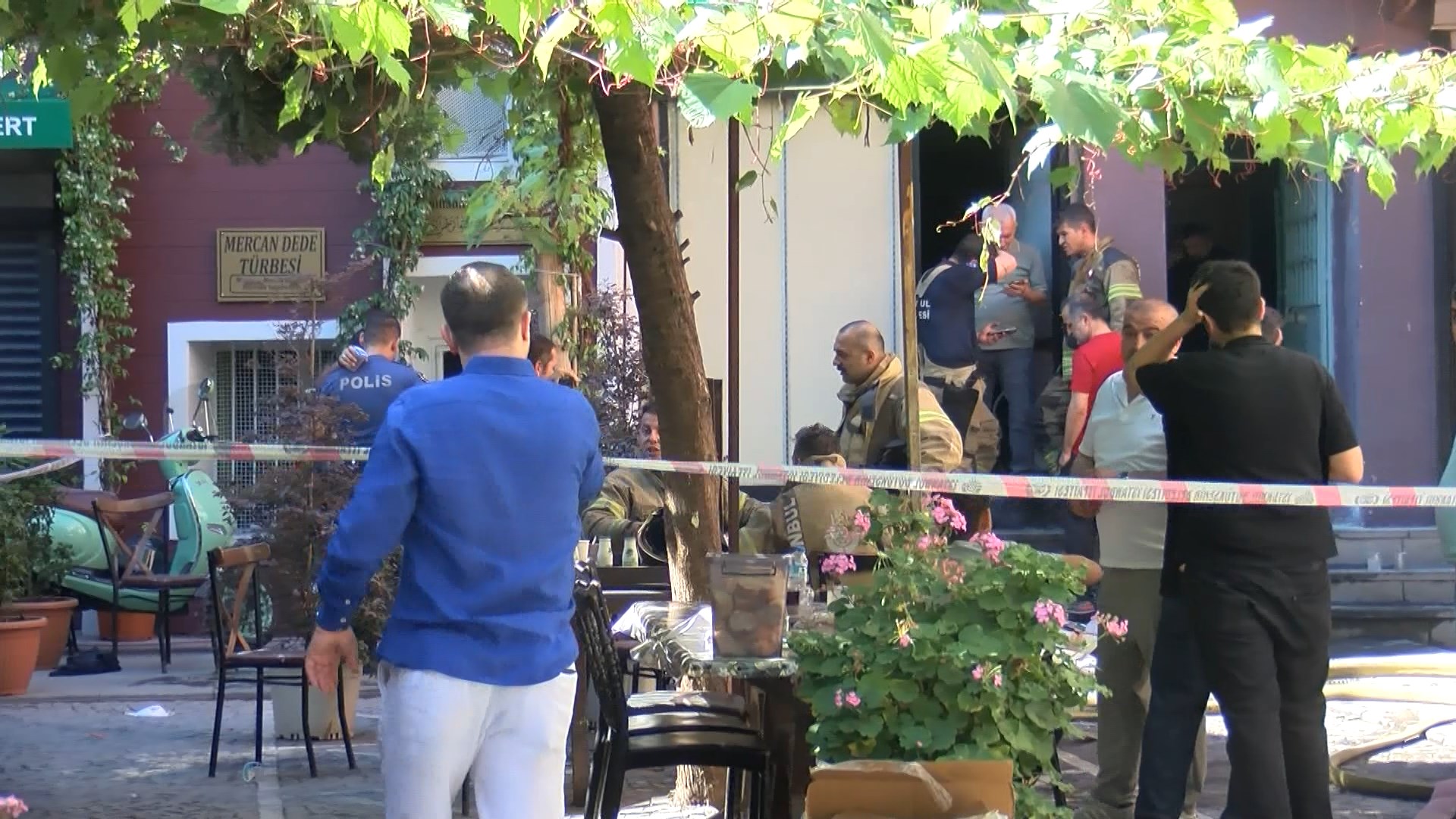 Fatih'te tekstil deposunda çıkan yangın söndürüldü; 2 kişi dumandan etkilendi