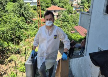 Sağlık memuru evinde ölü bulundu
