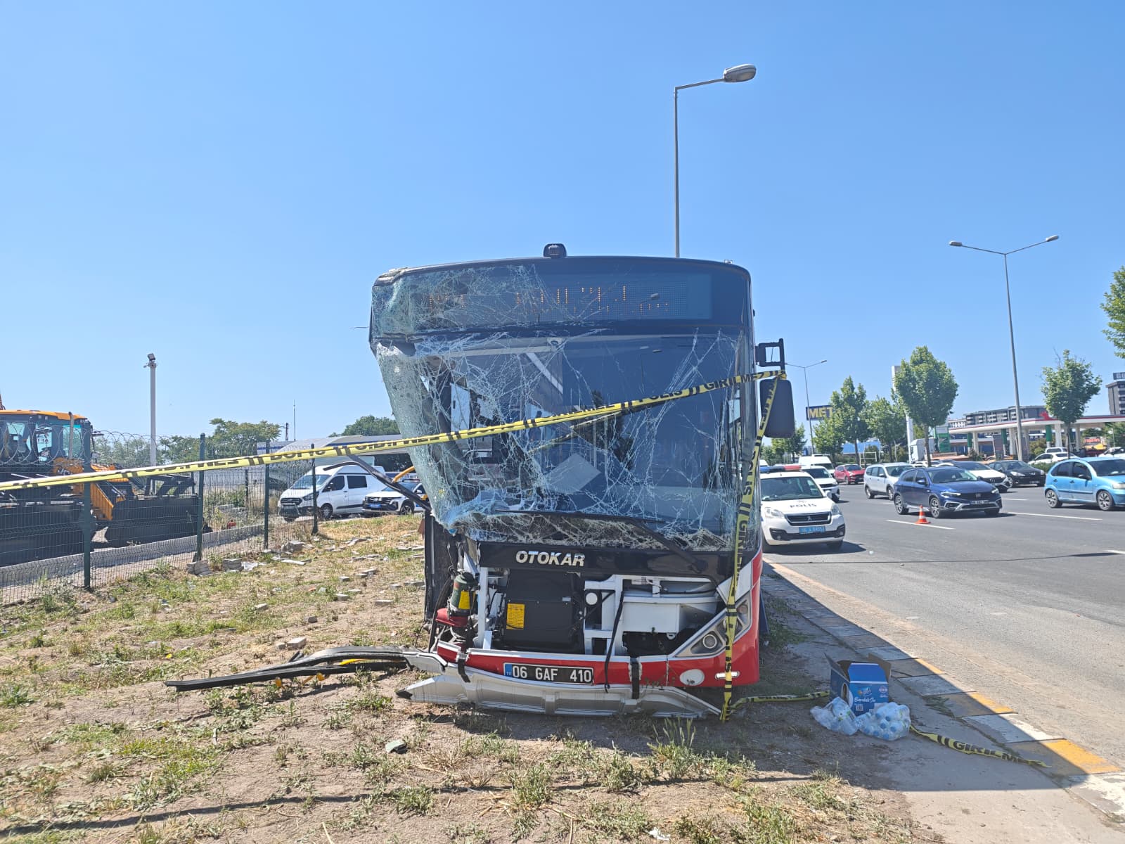 Ankara'da belediye otobüsü ve hafif ticari araç çarpıştı: 1 ölü, 9 yaralı