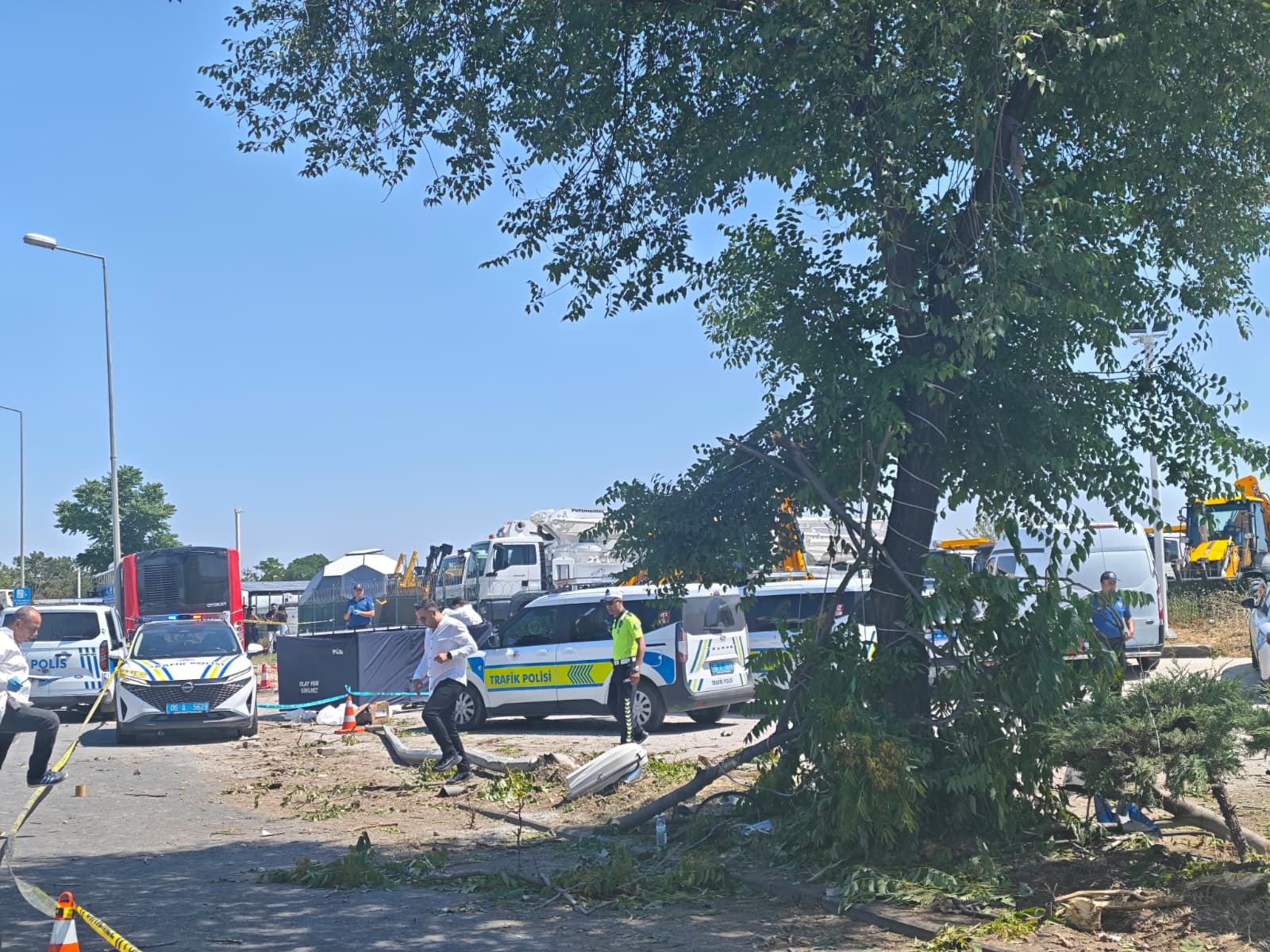 Ankara'da belediye otobüsü ve hafif ticari araç çarpıştı: 1 ölü, 9 yaralı
