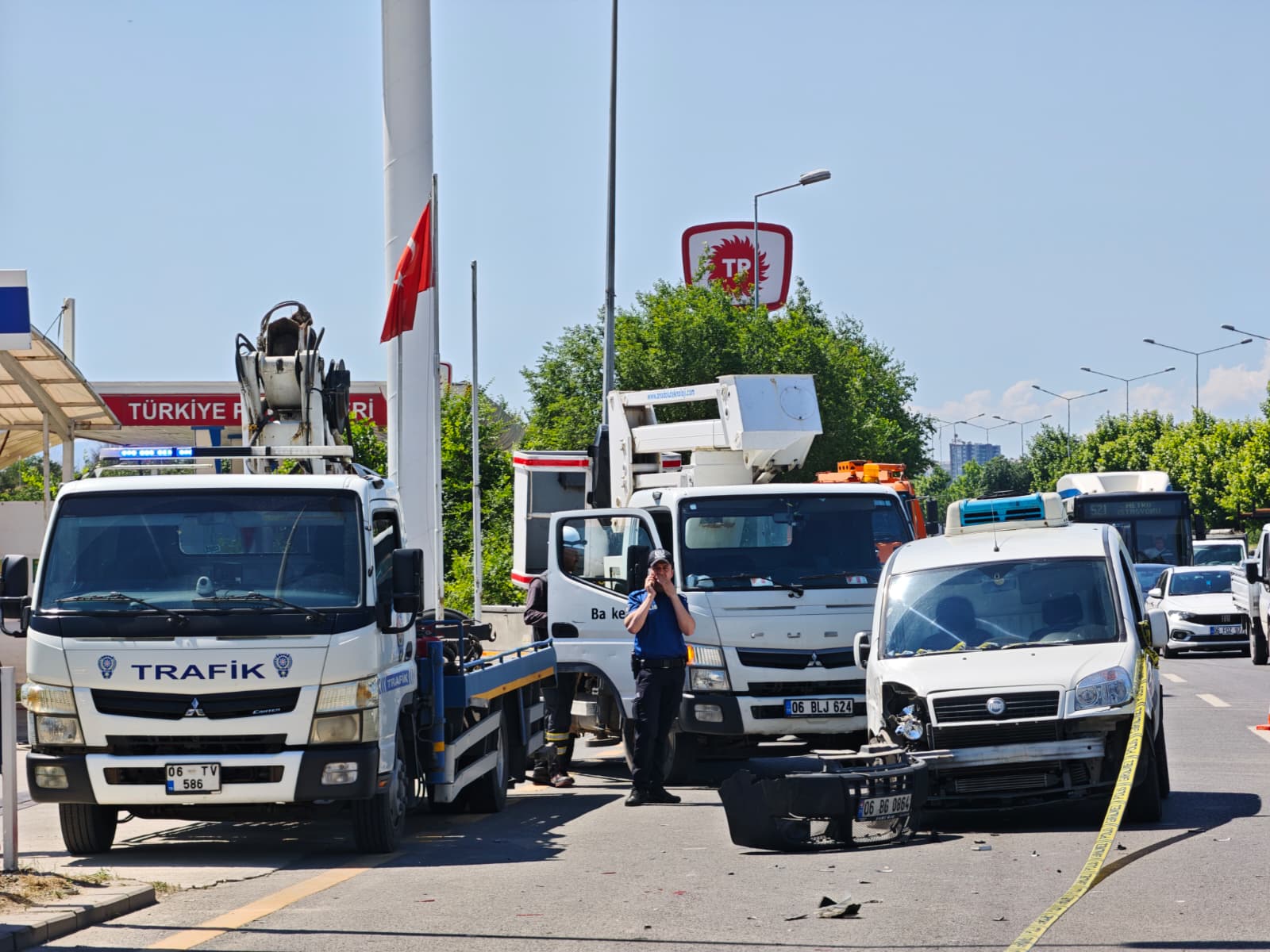 Ankara'da belediye otobüsü ve hafif ticari araç çarpıştı: 1 ölü, 9 yaralı