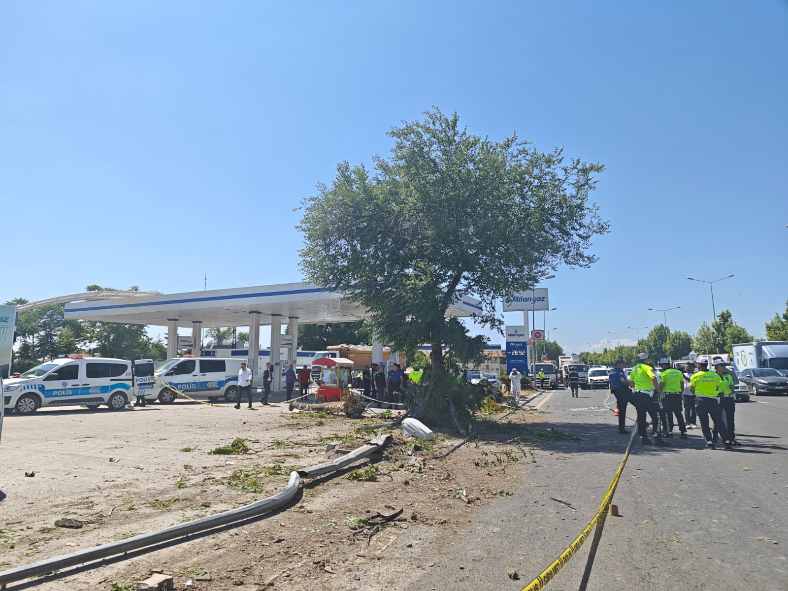 Ankara'da belediye otobüsü ve hafif ticari araç çarpıştı: 1 ölü, 9 yaralı