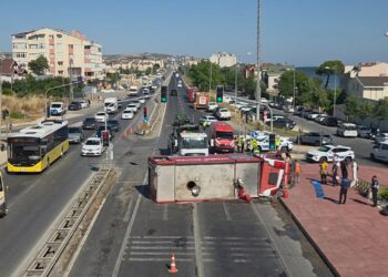 Büyükçekmece'de 3 itfaiye erinin yaralandığı kaza kamerada