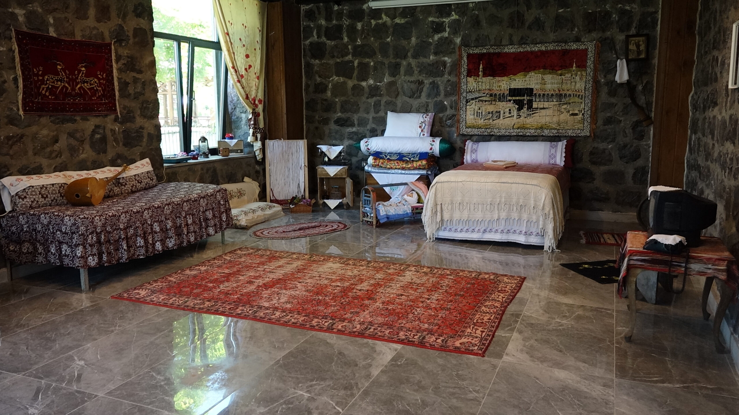Teknolojiden uzak, anılara yakın; köy evinde 70'lere yolculuk