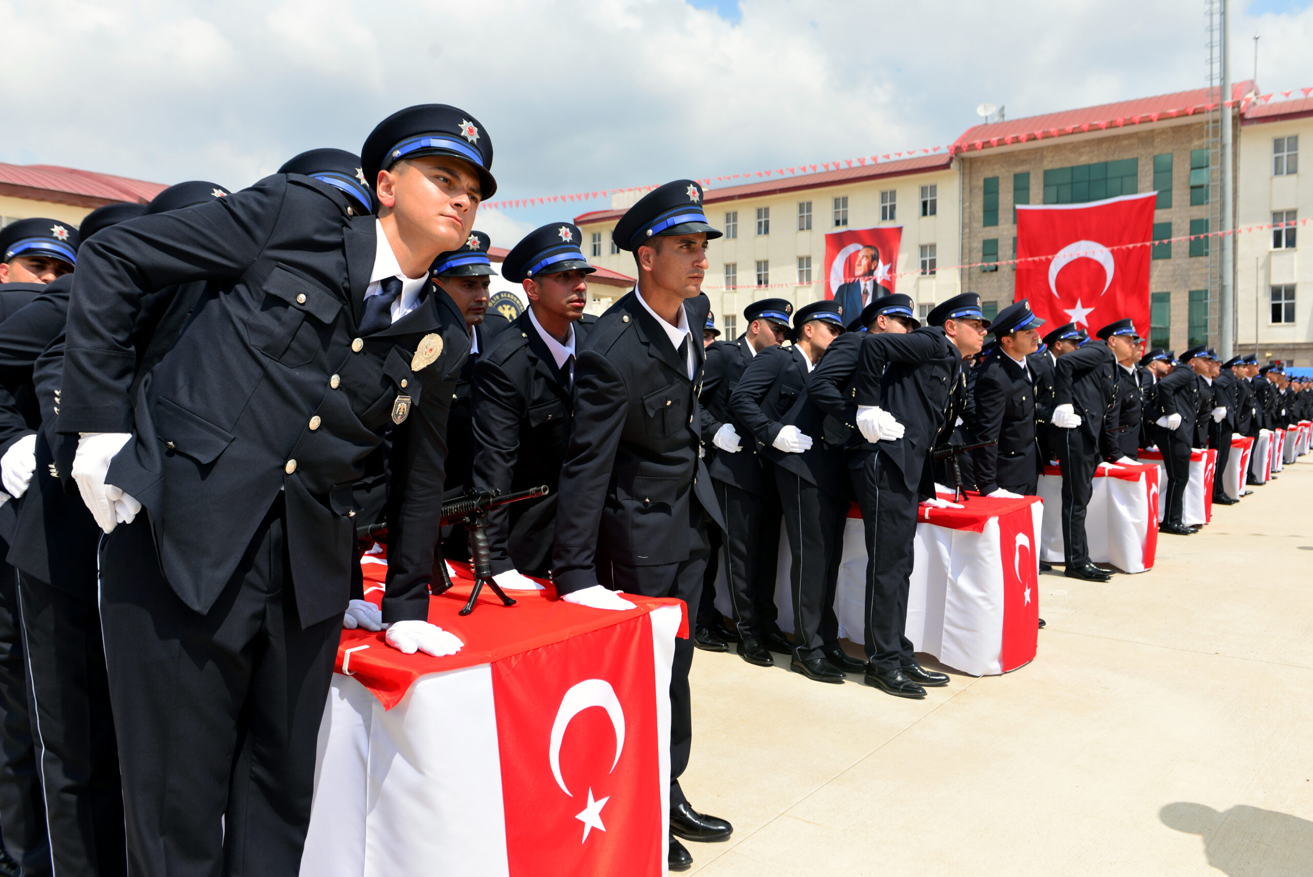 Polis adayı, mezuniyet töreninde kız arkadaşına evlilik teklifi etti