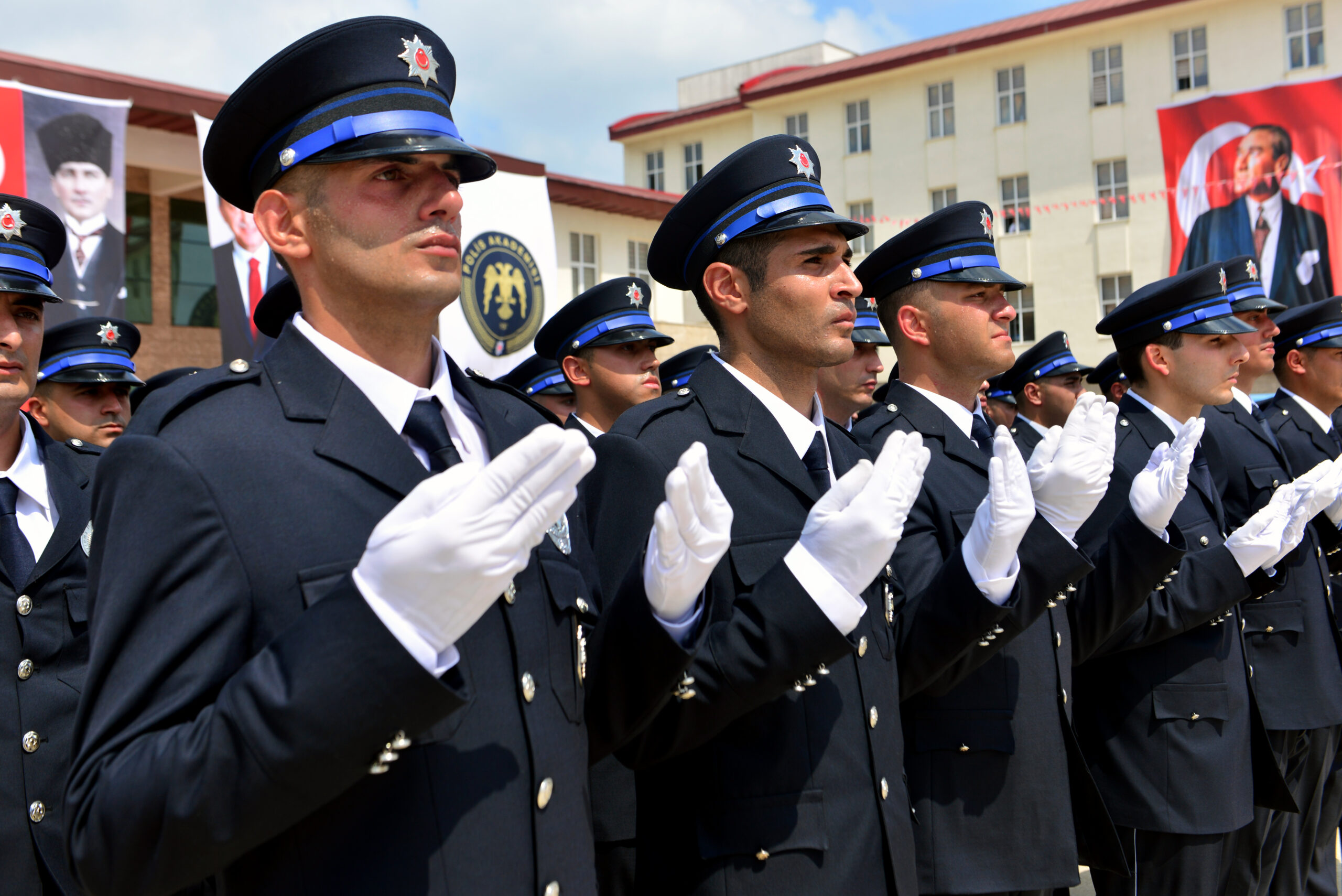 Polis adayı, mezuniyet töreninde kız arkadaşına evlilik teklifi etti