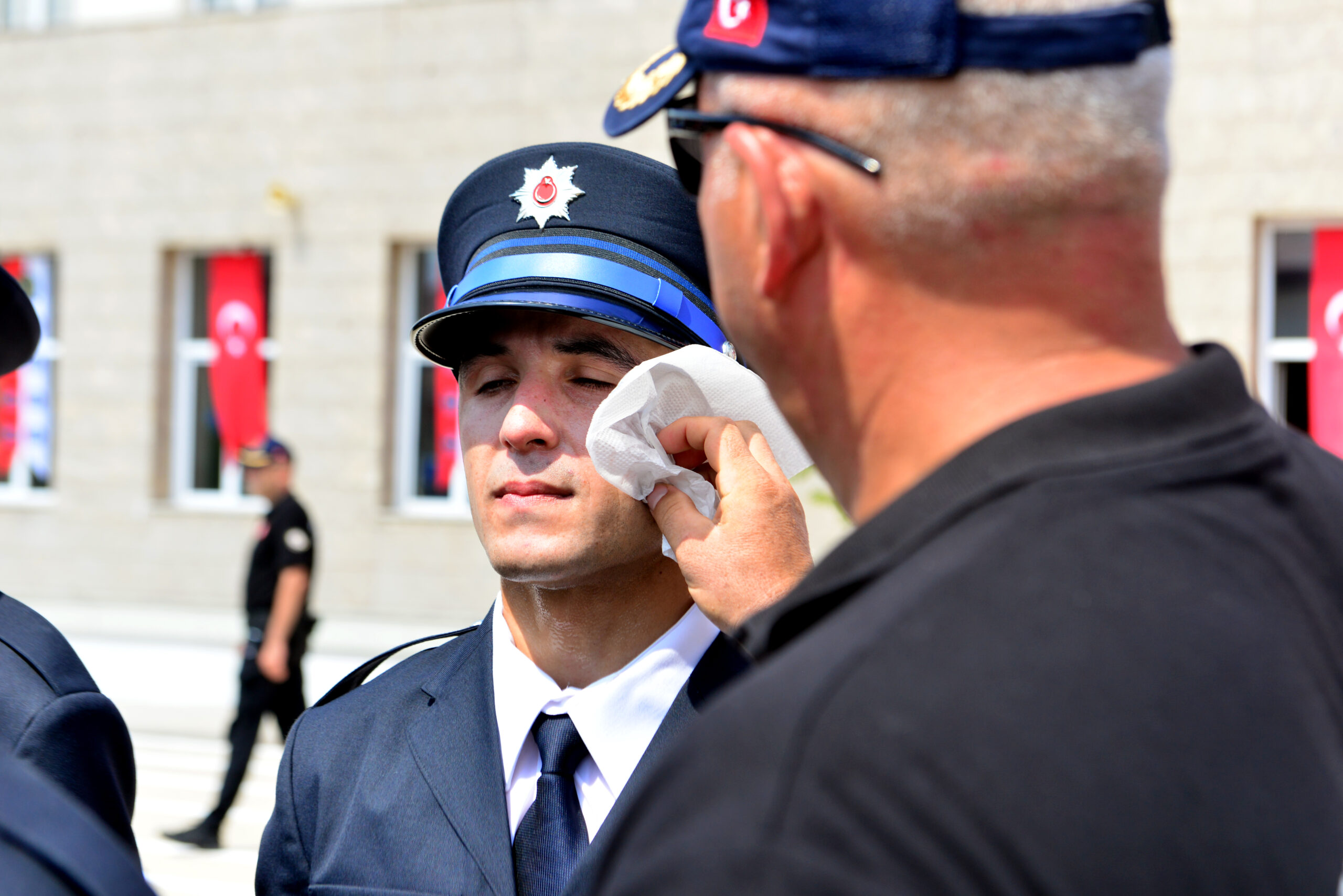 Polis adayı, mezuniyet töreninde kız arkadaşına evlilik teklifi etti