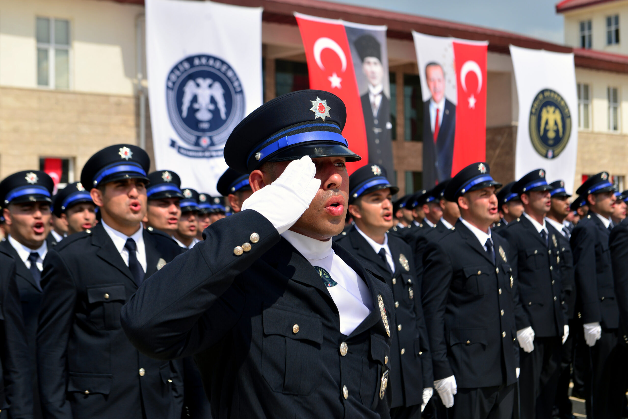 Polis adayı, mezuniyet töreninde kız arkadaşına evlilik teklifi etti